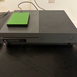 Xbox One S 500GB + 1TB Hard drive + 2 controllers